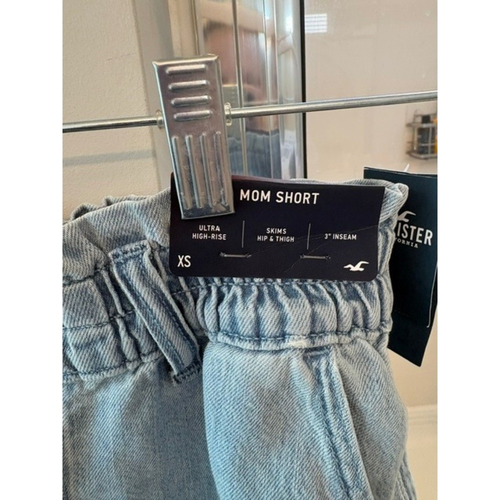 Hollister Mom Shorts XS NWT Ultra High Rise Light Wash Denim 3" Inseam - Picture 2 of 4